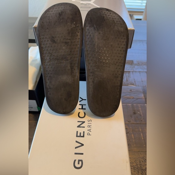 Givenchy kids slides 100% authentic purchased on farfetch w box and receipt - Picture 4 of 5